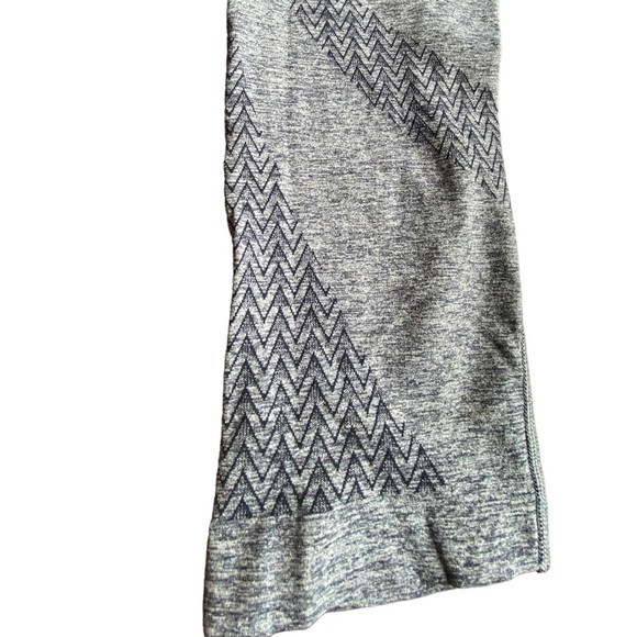 Lorna Jane Gray Seamless Capri Leggings Size Medium - Picture 11 of 12